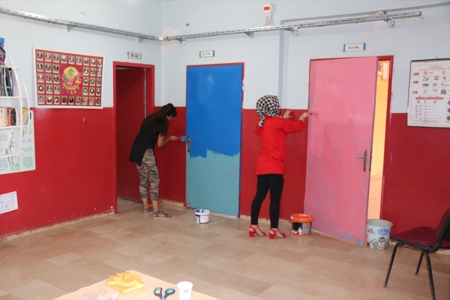 Diyarbakır'da 13 öğretmen köy okulunu boyadı